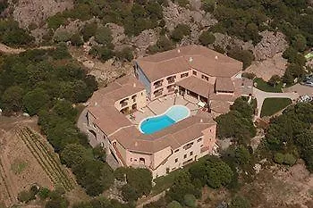 Monti Di Mola מלון 4*
