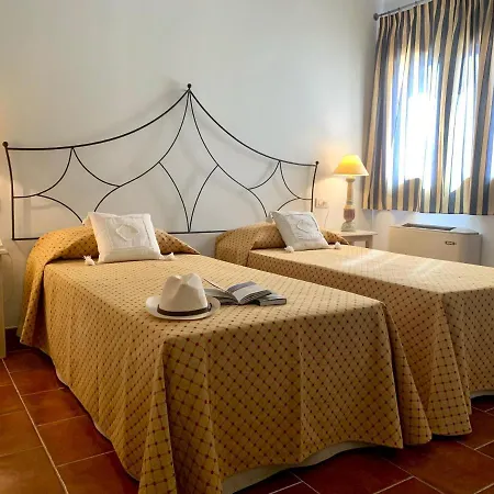 فندق Monti Di Mola 4*