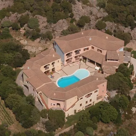 Monti Di Mola فندق 4*