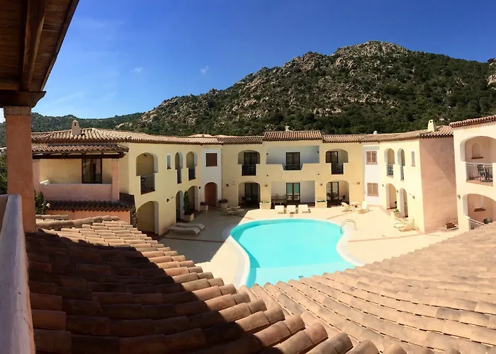 מלון Monti Di Mola 4*